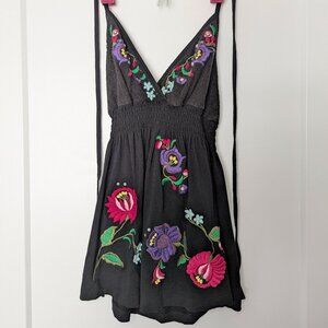 ✨ Guess Black Floral Embroidered Halter Top (Size S) 🌸🖤
